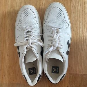 Veja Classic White and Black Sneakers W10.5/M9